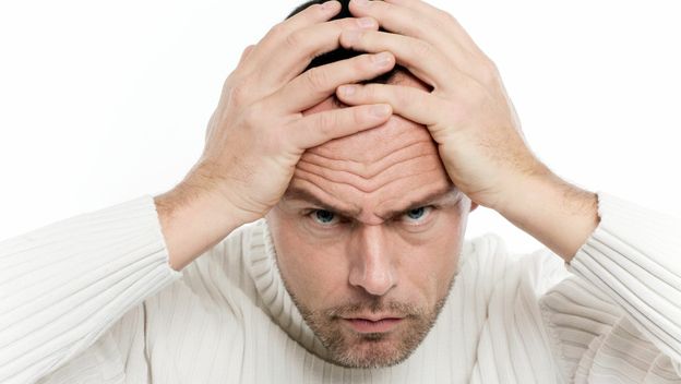 Muškarac koji žustro razmišlja o kvizu