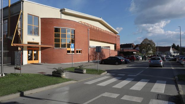 Policija ispred škole u Bedekovčini - 4