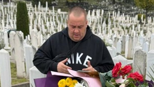 Dino Bešlić na očevom grobu - 3