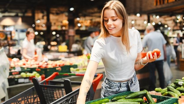 Žena kupuje povrće