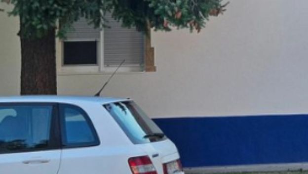 Kuća s fasadom u bojama hrvatske zastave