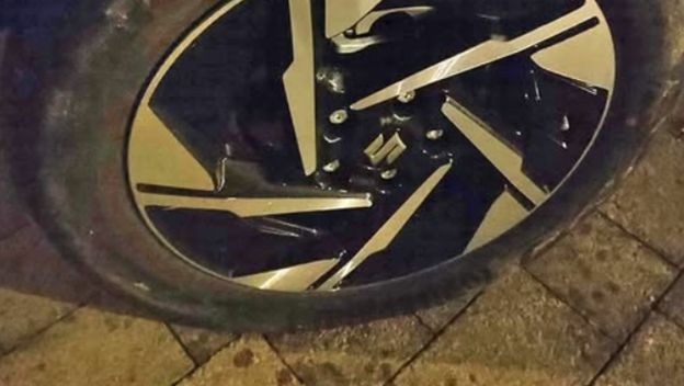 Bizarno popravljena guma na automobilu u Dalmaciji