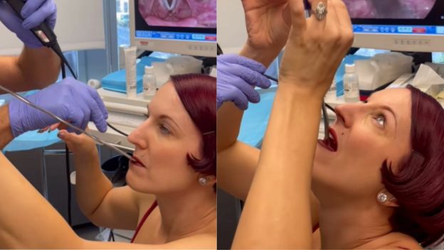 Zabavljačica Gin Minsky pri snimanju procesa gutanja mača