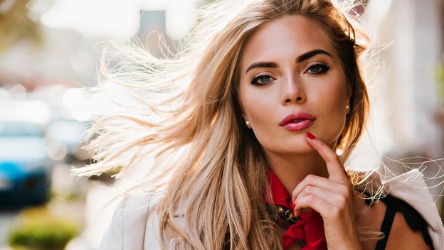 Samopouzdana lijepa djevojka