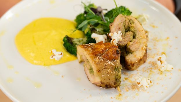 Iva Novosel: Rolada od pilećeg zabatka s komponentama na tanjuru koje zabavljaju - 2