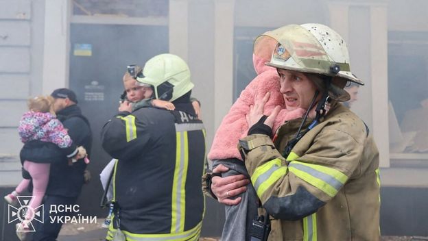 Vatrogasci spašavaju djecu iz pogođenog vrtića