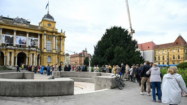 Građani čekaju u redu ispred HNK-a - 1