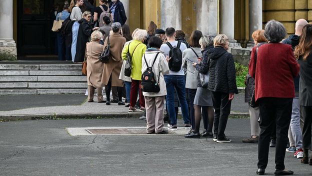 Građani čekaju u redu ispred HNK-a - 2