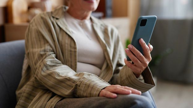 Ilustracija; Audio knjiga na mobitelu