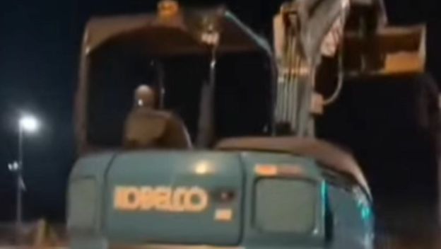 Bager ostavljen u neobičnoj pozi