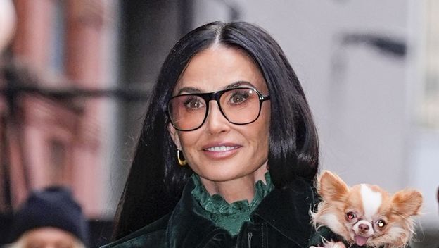 Demi More u čizmama s platformom i baršunastom kompletu Saint Laurent - 4