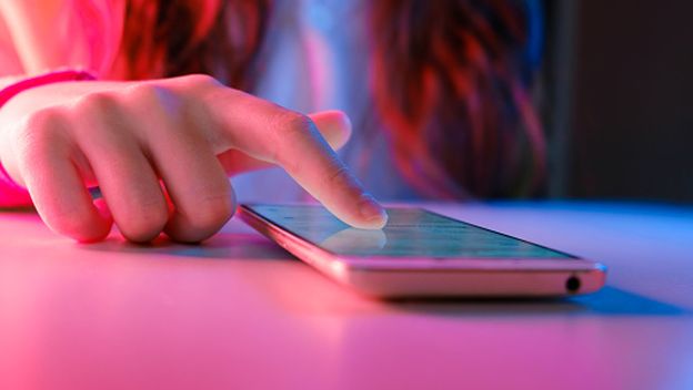 Djevojčica gleda mobitel, ilustracija