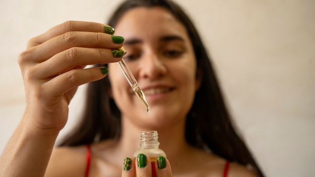 Stavljanje seruma na lice