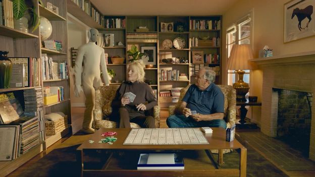 Robot Neo u kući s vlasnicima