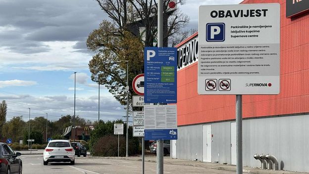 Obavijest o novom sustavu naplate parkinga postavljena na prilazu parkingu