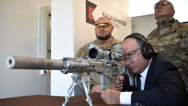 Vladimir Putin puca iz kalašnjikova (Foto: AFP) - 3