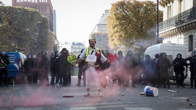 Sukob policije i žutih prsluka u Parizu (Foto: AFP)