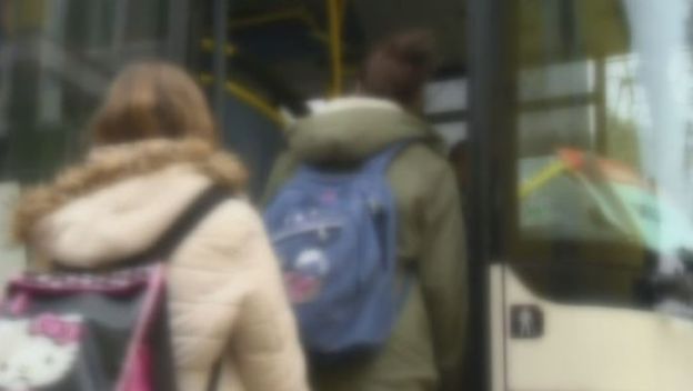 Djeca ulaze u školsku autobus, ilustracija