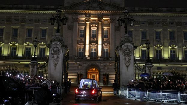 Lijes s tijelom kraljice stigao u Buckinghamsku palaču - 6