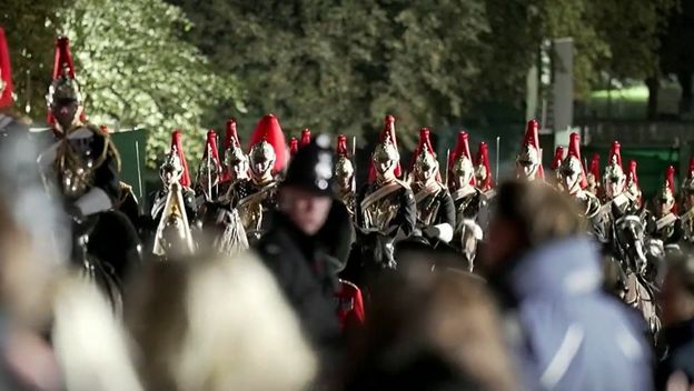 Deseci tisuća ljudi čekaju na oproštaj od kraljice - 2