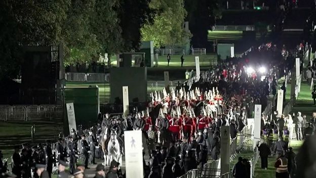 Deseci tisuća ljudi čekaju na oproštaj od kraljice - 4