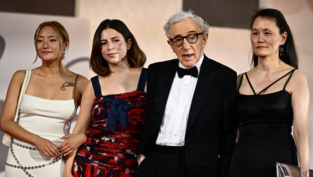 Woody Allen pozira sa Soon-Yi Previn i kćerima Bechet Allen i Manzie Allen