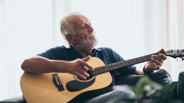 Stariji čovjek s gitarom