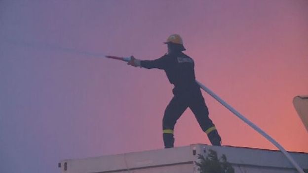 Vatrogasac gasi požar
