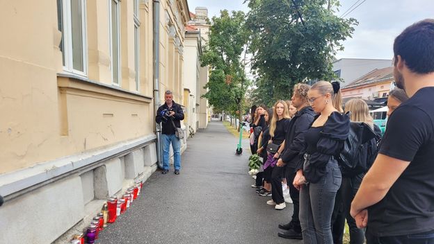 Studenti se opraštaju od ubijene Mihaele