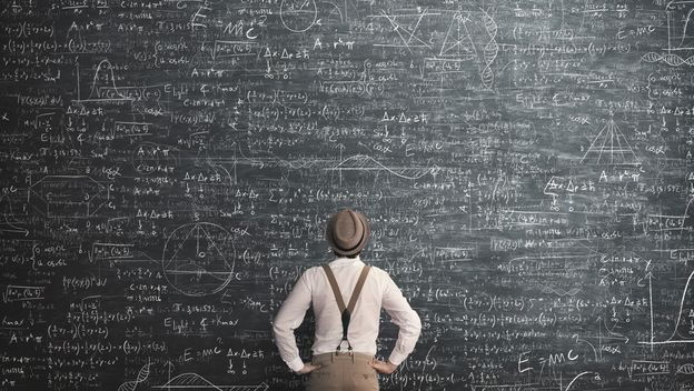 muškarac ispred ploče s matematičkim zadatkom