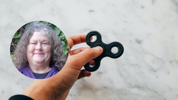 originalna izumiteljica igračke fidget spinner Catherine Hettinger i njen izum u ruci