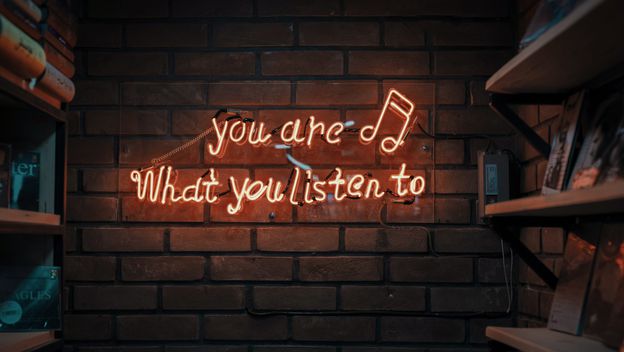 Neonski natpis na kojem piše you are what you listen to
