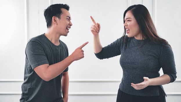 muškarac i žena se svađaju