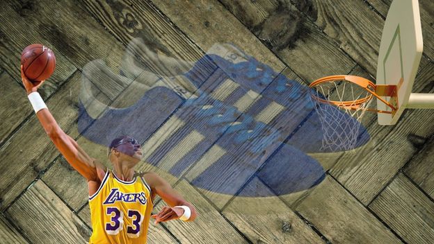 Košarkaš Kareem Abdul Jabbar kako izvodi skyhook i tenisice atmos x adidas