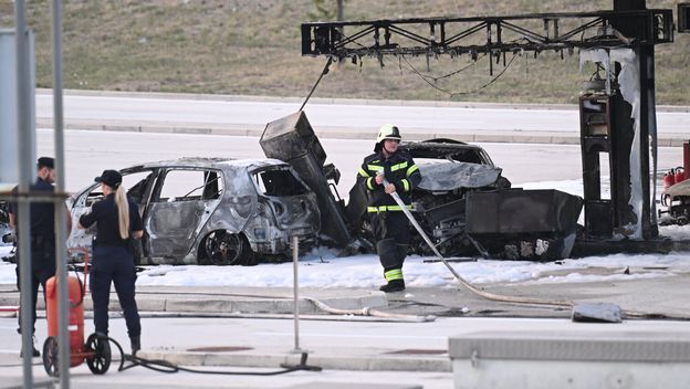 Auto udario u agregat za točenje goriva - 8