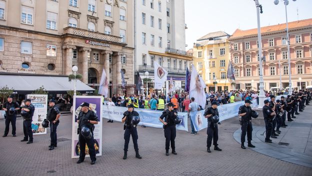 Svake prve subote u mjesecu muškarci se mole na glavnom gradskom trgu