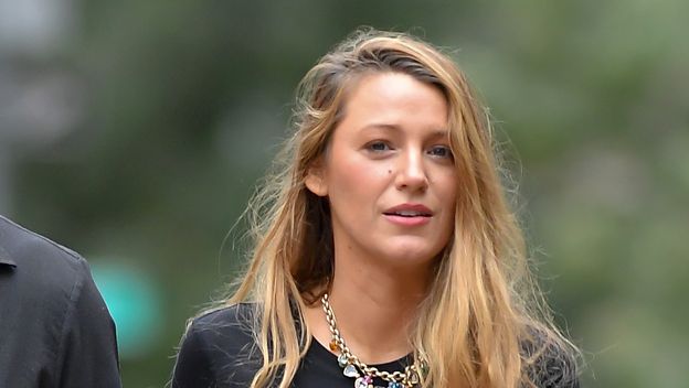 Blake Lively u širokim crnim trapericama i robusnim cipelama - 4