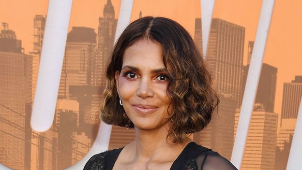 Halle Berry u plastičnim hlačama i bluzi zmijskog uzorka - 6