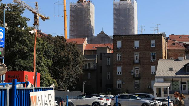 Podignute obnovljene kupole na tornjeve bazilike Srca Isusova u Palmotićevoj ulici u Zagrebu