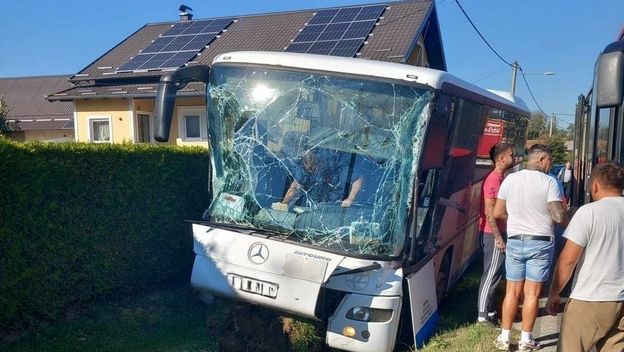 Autobus kod Carevgrada sletio s ceste