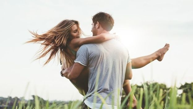 Dečko nosi djevojku