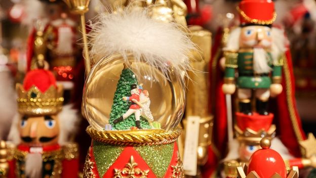 Božićni ukrasi u Harrods trgovini u Londonu