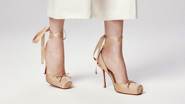 Louboutinov model Cassie Lace Up - 3