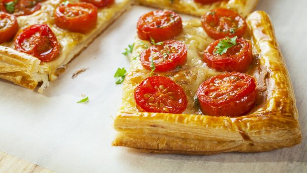 Pita od lisnatog tijesta sa sirom i rajčicama