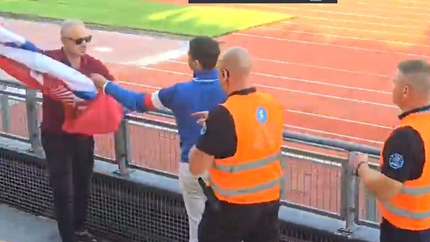 Latvijci oduzimali srpske zastave