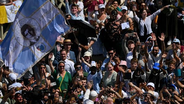 Vatikan na dan proglašenja prvog sveca milenijalca