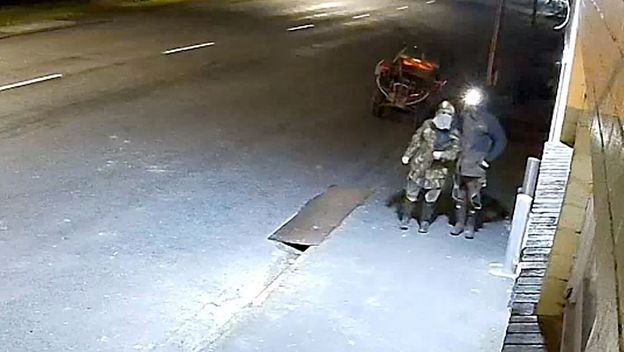 Tom Phillips snimljen krajem kolovoza s jednim svojim djetetom prilikom pljačke trgovine