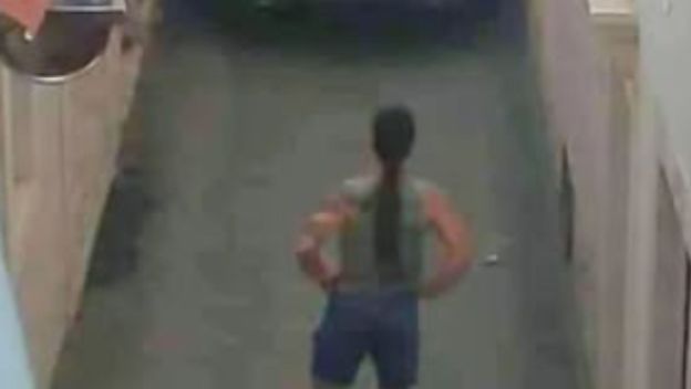 Muškarac koji stoji ispred automobila