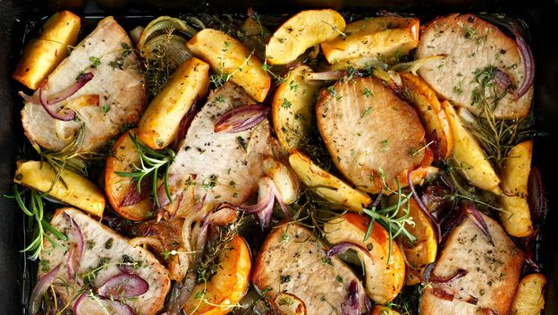 Svinjski kotleti s jabukama s jednog lima za pečenje