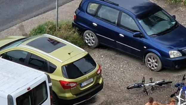 Ogromna lokva na parkingu i djeca